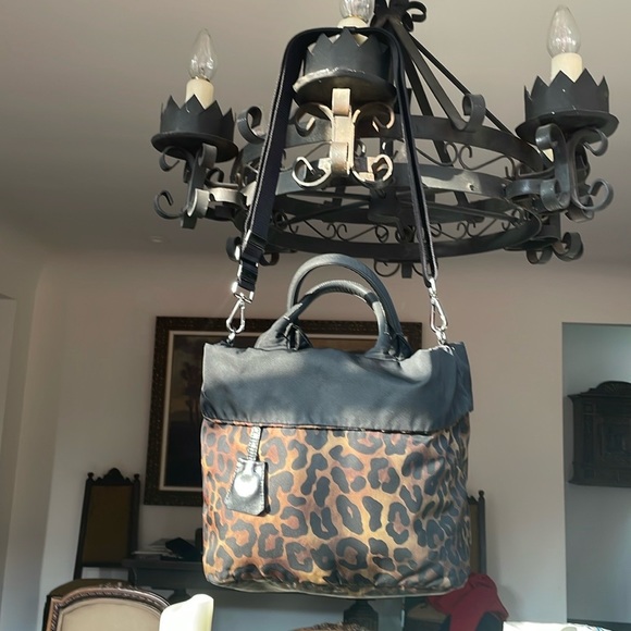 🌟🛍HOST PICK🛍🌟Stunning Reversible Prada leather and nylon bag - Picture 1 of 11